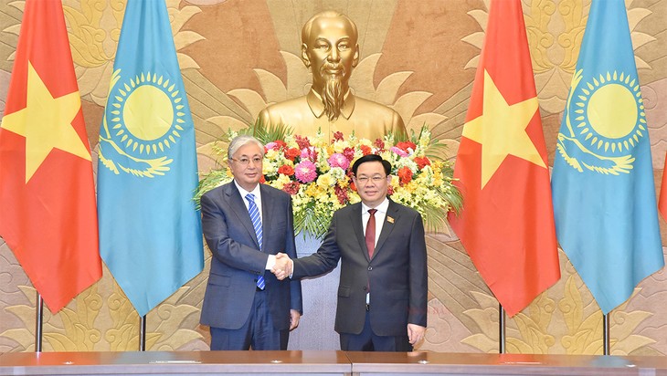 Vietnamese leaders receive Kazakh President  - ảnh 3