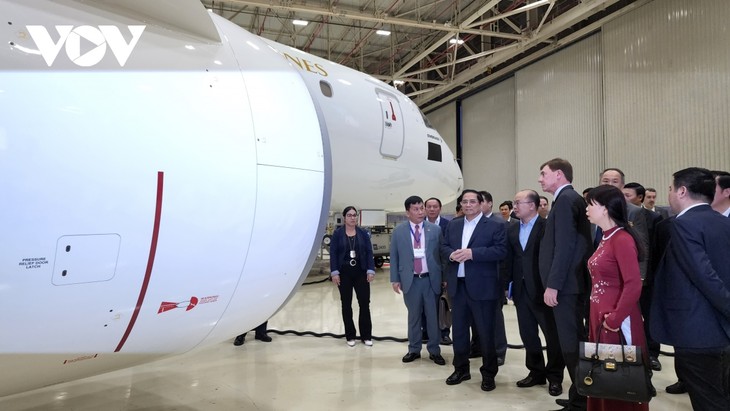 PM visits aircraft manufacturer, meets Vietnamese community as he starts official visit to Brazil - ảnh 1