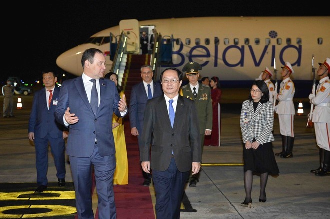 Belarusian PM arrives in Hanoi for official Vietnam visit  - ảnh 1