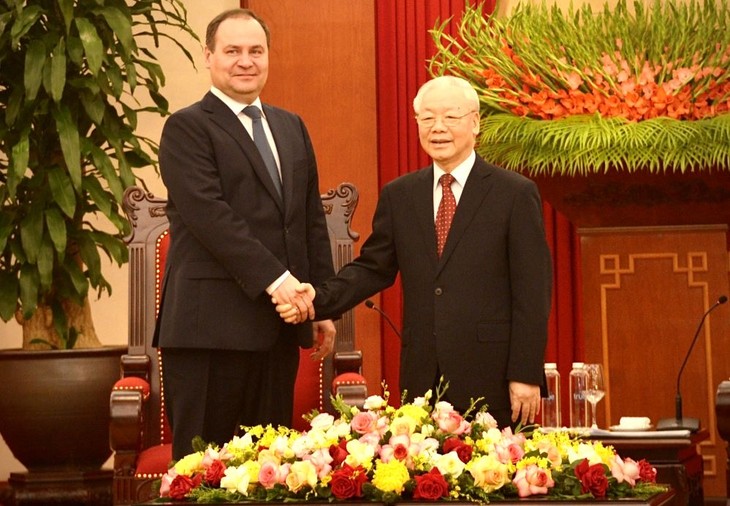 Vietnamese leaders receive Belarusian PM - ảnh 1