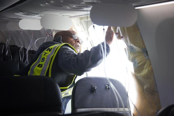 United, Alaska find loose parts on 737 MAX planes, raising pressure on Boeing - ảnh 1