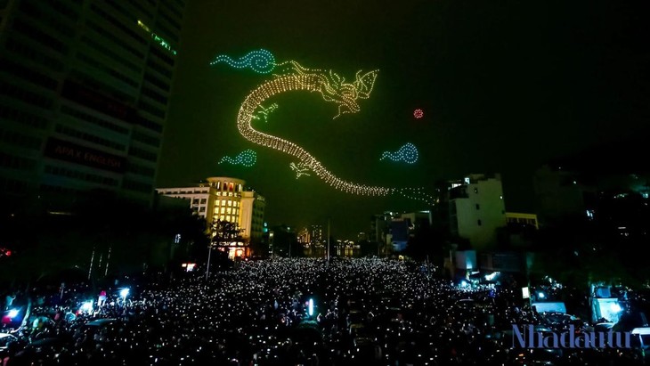 Drones, fireworks light up skies as Vietnam welcomes Year of Dragon - ảnh 2