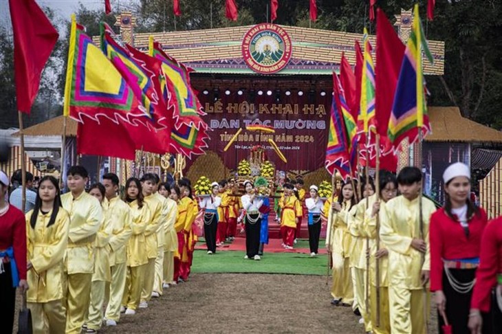 Spring festivals in full swing across Vietnam  - ảnh 2