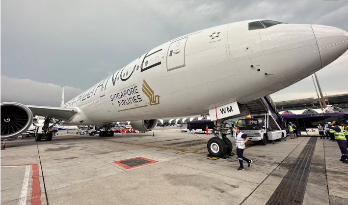 One dead, 30 reported injured as Singapore Airlines flight hit by turbulence - ảnh 1