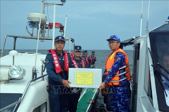 Vietnamese, Chinese coast guards conduct joint patrol in northern Gulf of Tonkin - ảnh 1