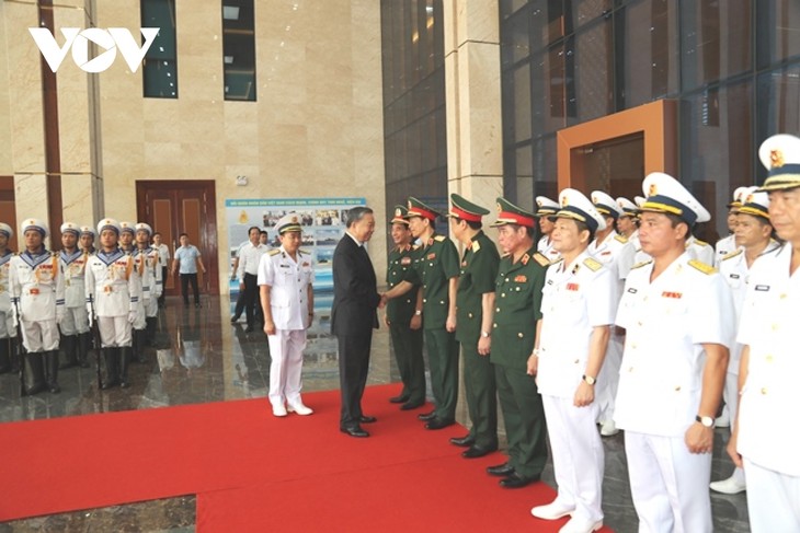 State President inspects combat readiness of Vietnam People’s Navy - ảnh 1