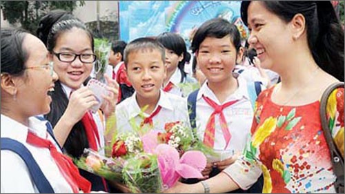 กิจกรรมรำลึกวันครูแห่งชาติเวียดนาม20-11 - ảnh 1