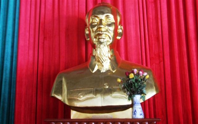พิธีอัญเชิญรูปหล่อทองแดงลุงโฮไปที่เขตอนุสรณ์ สถานประธานโฮจิมินห์ในจังหวัดนครพนม - ảnh 1