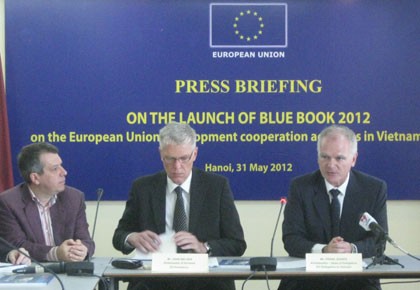 คณะกรรมการสหภาพยุโรปประจำเวียดนามเปิดตัวหนังสือปกเขียวอียู2012 - ảnh 1