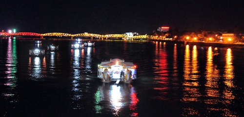 โปรแกรมทัวร์ ล่องแม่น้ำ Huong ฟังเพลงพื้นเมืองเว้ - ảnh 2