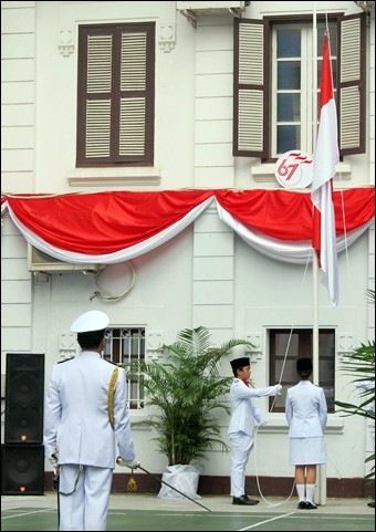 สถานทูตอินโดนีเซียประจำเวียดนามจัดพิธีเชิญธงชาติรำลึก67ปีวันชาติ - ảnh 1