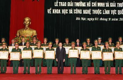 ประธานประเทศเข้าร่วมพิธีมอบรางวัลโฮจิมินห์รางวัลแห่งรัฐด้านการป้องกันประเทศ - ảnh 1