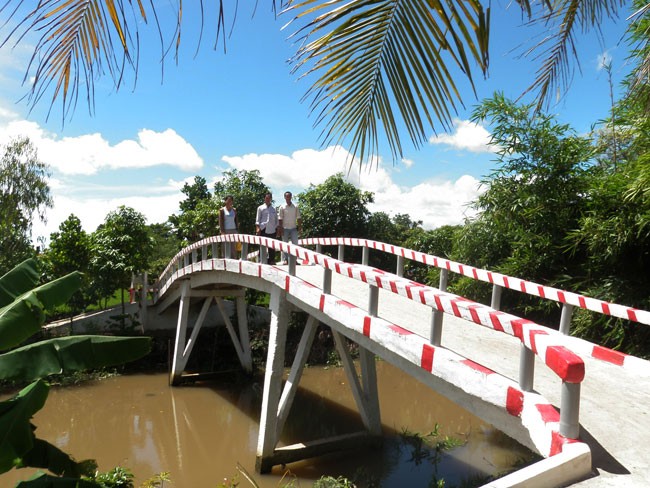 ชาวบ้าน กิงซ้าง ร่วมแรงร่วมใจและสบทบเพื่อก่อสร้างสะพาน - ảnh 1