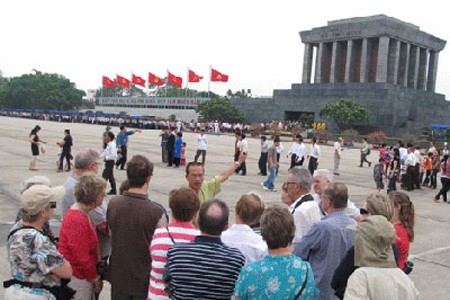 นักท่องเที่ยวชาวต่างประเทศมาเที่ยวเวียดนามเพิ่มจำนวนมากขึ้น - ảnh 1