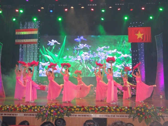 งานแสดงดนตรี “เสียงเพลงแห่งมิตรภาพเวียดนาม-ไทย”ณ กรุงฮานอย - ảnh 4