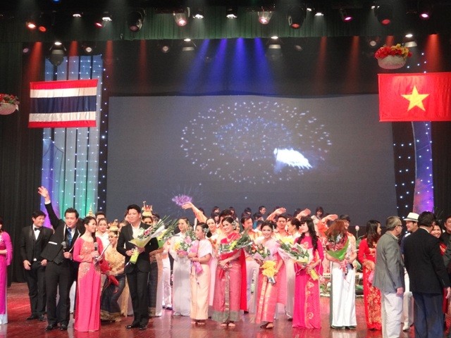 งานแสดงดนตรี “เสียงเพลงแห่งมิตรภาพเวียดนาม-ไทย”ณ กรุงฮานอย - ảnh 20