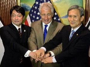 ญี่ปุ่น-สหรัฐ-สาธารณรัฐเกาหลีเห็นพ้องที่จะยับยั้งไม่ให้เปียงยางพัฒนานิวเคลีรย์ - ảnh 1