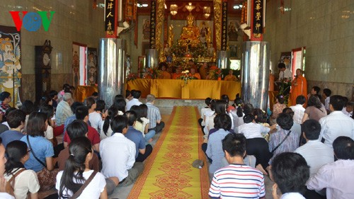 เทศกาลวูลาน๒๐๑๓เพื่อแสดงความกตัญญูต่อพ่อแม่ ของชมรมชาวเวียดนามในประเทศไทย - ảnh 4
