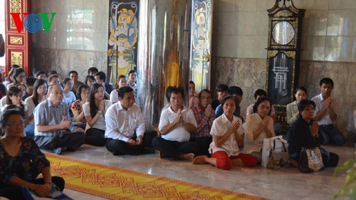 เทศกาลวูลาน๒๐๑๓เพื่อแสดงความกตัญญูต่อพ่อแม่ ของชมรมชาวเวียดนามในประเทศไทย - ảnh 5