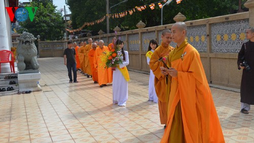 เทศกาลวูลาน๒๐๑๓เพื่อแสดงความกตัญญูต่อพ่อแม่ ของชมรมชาวเวียดนามในประเทศไทย - ảnh 2