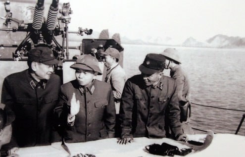 ชีวิตของพลเอกหวอเงวียนย้าบผ่านภาพกิจกรรมในช่วงต่างๆ - ảnh 26