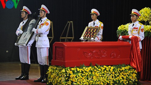 ชาวเวียดนามร่วมอาลัยในพิธีศพพลเอกหวอเงวียนย้าป - ảnh 3