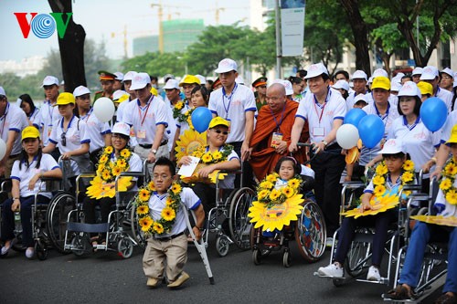 ประธานประเทศเข้าร่วมกิจกรรมเดินเท้าในวันคนพิการสากล - ảnh 1