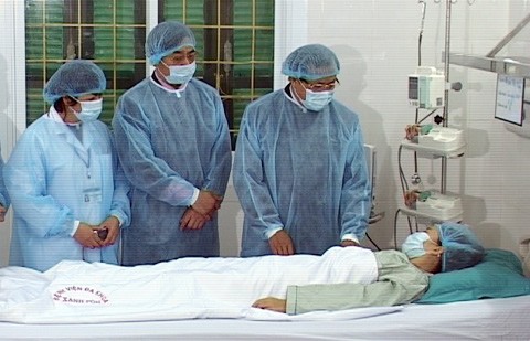 โรงพยาบาลแซงปนประสบความสำเร็จในการปลูกถ่ายไตให้แก่ผู้ป่วยรายแรก - ảnh 1