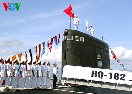 เวียดนามชักธงชาติบนเรือดำน้ำสองลำแรก - ảnh 2