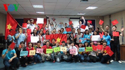 นักศึกษาเวียดนามในรัสเซียแสดงจิตใจมุ่งสู่มาตุภูมิ - ảnh 1