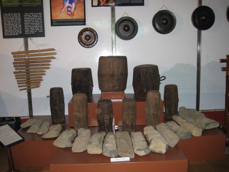ระนาดหิน เครื่องดนตรีที่เป็นเอกลักษณ์ของชาวเมอนง - ảnh 1