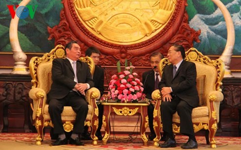 ผู้นำพรรคและรัฐลาวให้การต้อนรับคณะผู้แทนระดับสูงเวียดนาม - ảnh 1