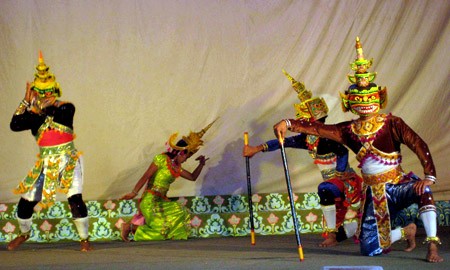 โรบัม ศิลปะการแสดงเวทีที่โดดเด่นของชนเผ่าเขมร - ảnh 2