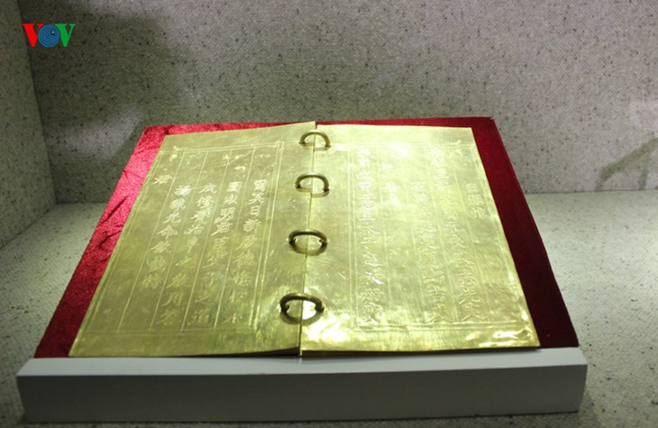 กิมแซก-หนังสือโลหะ ผลงานศิลปะที่ปราณีตในสมัยราชวงศ์เหงวียน - ảnh 2