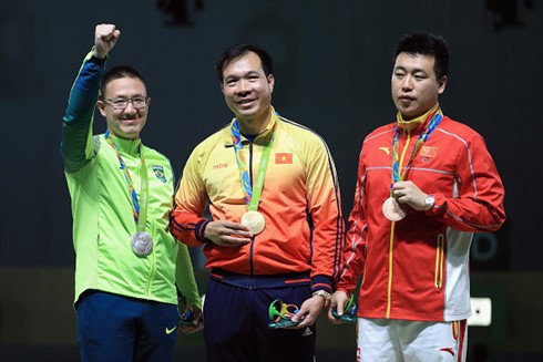 เวียดนามได้เหรียญทองแรกในประวัติศาสตร์การเข้าร่วมโอลิมปิกเกมส์ - ảnh 1