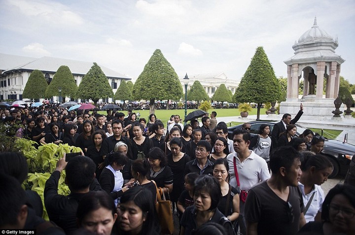 ชาวไทยทั้งประเทศพร้อมใจสวมชุดดำไว้อาลัยในหลวง - ảnh 5