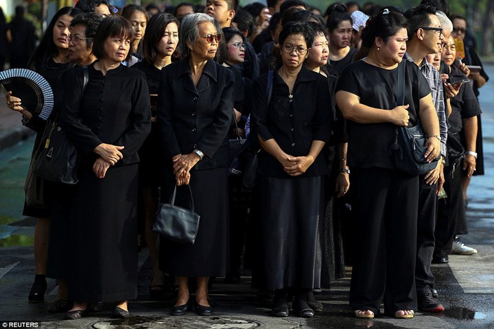 ชาวไทยทั้งประเทศพร้อมใจสวมชุดดำไว้อาลัยในหลวง - ảnh 2