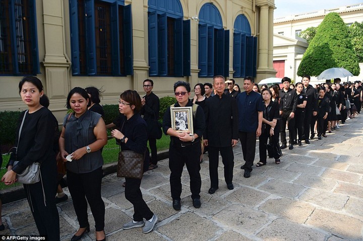 ชาวไทยทั้งประเทศพร้อมใจสวมชุดดำไว้อาลัยในหลวง - ảnh 4