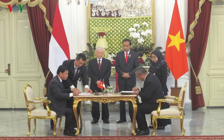 ประธานาธิบดีอินโดนีเซียเป็นประธานในพิธีต้อนรับเลขาธิการใหญ่พรรคคอมมิวนิสต์เวียดนาม - ảnh 2