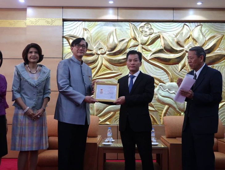 สหพันธ์องค์การมิตรภาพเวียดนามมอบเหรียญเพื่อสันติภาพและมิตรภาพแก่เอกอัครราชทูตไทย - ảnh 1