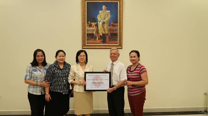 สถานทูตไทยมอบเงินช่วยเหลือแก่สมาคมผู้ประสบภัยสารไดออกซินกรุงฮานอยเพื่อสนับสนุนกิจกรรมของสมาคมฯ - ảnh 1