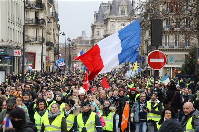 ฝรั่งเศส -  ผู้ชุมนุม “เสื้อกั๊กเหลือง” หลายพันคนยังคงเดินขบวนประท้วง  - ảnh 1