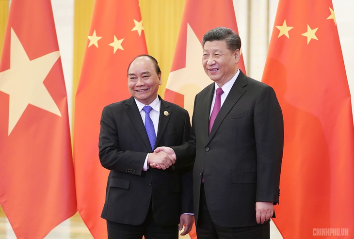 นายกรัฐมนตรีเหงวียนซวนฟุกพบปะหารือกับเลขาธิการใหญ่พรรค ประธานประเทศจีน - ảnh 1