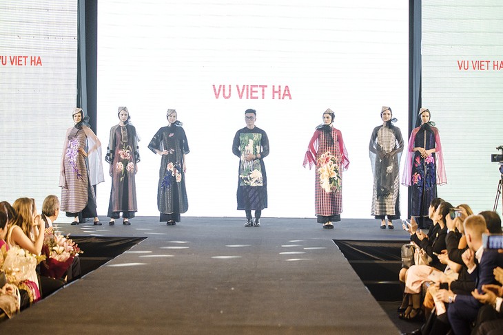 แนะนำชุดประจำชาติเวียดนามในงานมหกรรมผ้าไหม 2562 ไหมไทยสู่เส้นทางโลก ครั้งที่ 9 - ảnh 9