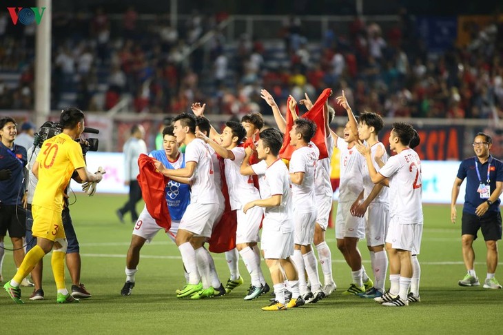 เวียดนามถล่มอินโดนีเซีย 3-0 ครองแชมป์ซีเกมส์ - ảnh 4