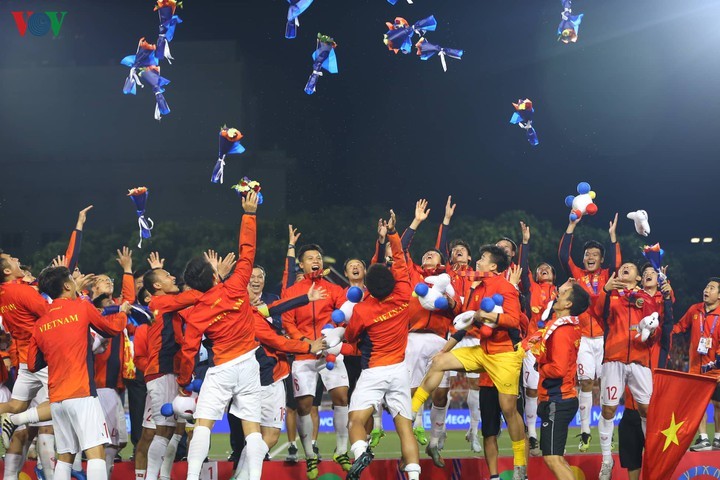 เวียดนามถล่มอินโดนีเซีย 3-0 ครองแชมป์ซีเกมส์ - ảnh 8