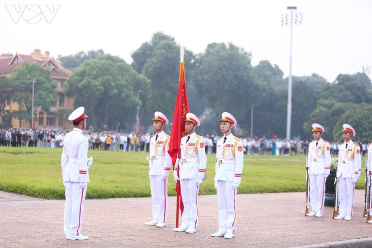 บรรยากาศพิธีเคารพธงชาติ ณ จตุรัส บาดิ่งห์ กรุงฮานอยในเช้าวันที่ 2กันยายน - ảnh 4