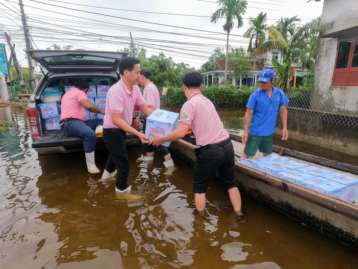 ซีพีเวียดนามร่วมใจช่วยเหลือพี่น้องประชาชนที่ประสบภัยในภาคกลางของเวียดนาม - ảnh 25