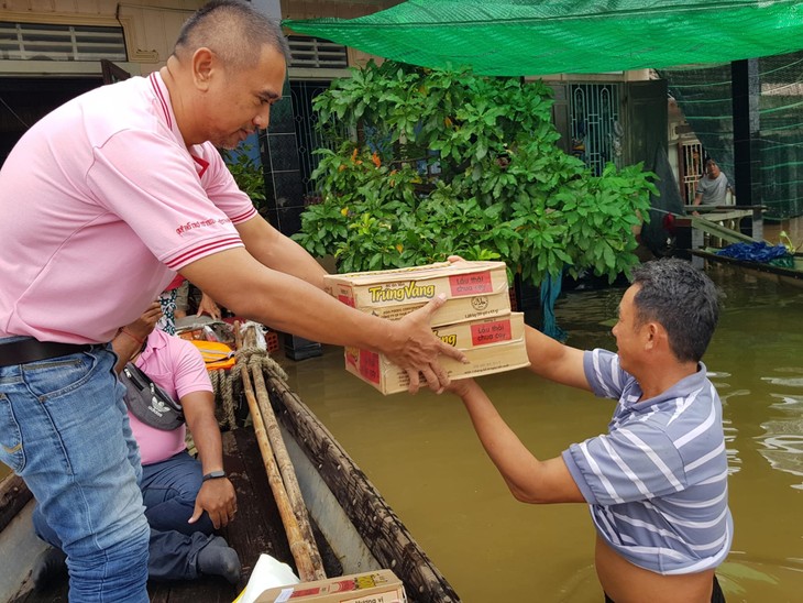 ซีพีเวียดนามร่วมใจช่วยเหลือพี่น้องประชาชนที่ประสบภัยในภาคกลางของเวียดนาม - ảnh 27