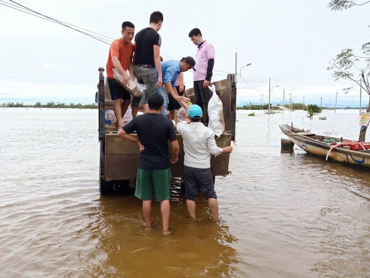 ซีพีเวียดนามร่วมใจช่วยเหลือพี่น้องประชาชนที่ประสบภัยในภาคกลางของเวียดนาม - ảnh 22